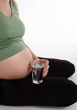 რა რაოდენობის წყალი უნდა დალიოს ქალმა ფეხმძიმობის პერიოდში