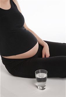 რა რაოდენობის წყალი უნდა დალიოს ქალმა ფეხმძიმობის პერიოდში